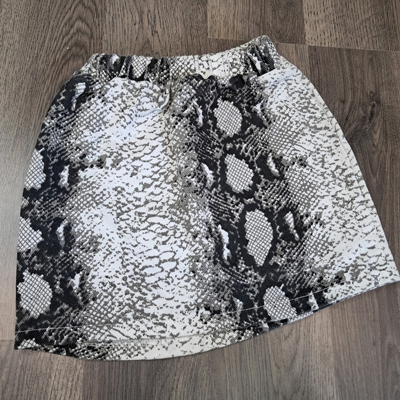 Other - Black And White Kids Snake Print Skirt Size 3-4 Based On Measurements